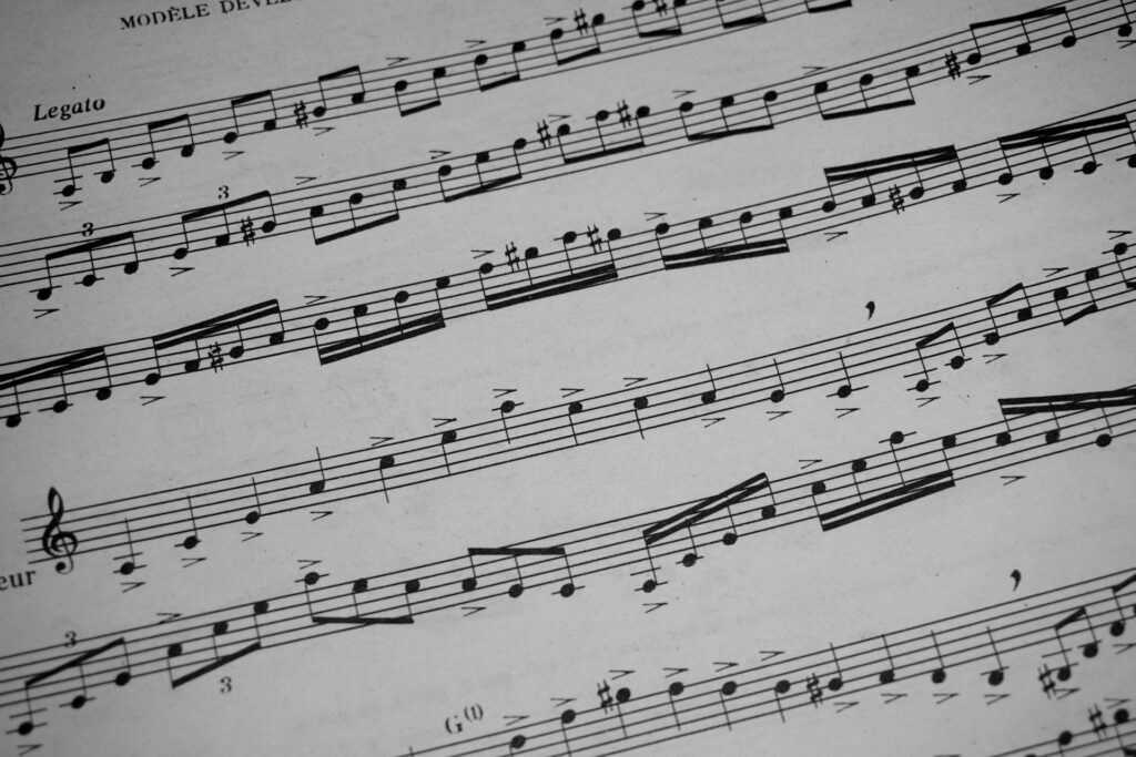 Tablature vs. Sheet Music: Which is the Best Way to Read Music on Guitar